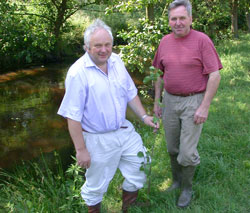 Heiner Schönecke und Peter Brenning (rechts) vom Unterhaltungsverband pflanzen Erlen, um die Böschung zu sichern. Foto: Vasel