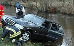 Geschafft, der Mercedes ist geborgen.