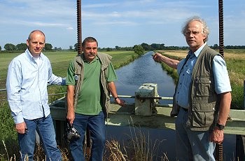Sorgen sich um die Fischpopulation: Martin Frerichs, Helmuth Juhnke und Karl-Hans Bahns vom ASV Scheeben Wind aus Buxtehude. Foto: Vasel