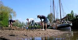 Die Reisenden der Wilhelmine bauten Sandburgen im Buxtehuder Hafen.