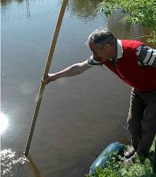 Gerade mal 50 Zentimeter Tiefgang misst Hanno Krusche kurz hinter dem Mühlenteich-Wehr.