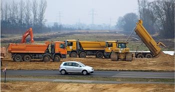 Der Bau der A 26 geht voran: Jetzt wird der Sand-Damm zwischen der K 26 (Ladekop) und der K 39 (Buxtehude) aufgeschüttet. Foto: Vasel