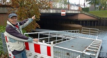 Durchfahrt verboten: Gerhard Siemens zeigt auf das Schild an der Buxtehuder Hafenbrücke. Der Ponton kann zurzeit nicht als Anleger genutzt werden. Das Wasser- und Schifffahrtsamt wird die Nutzung für Fußgänger untersagen, eingeschränkt eine Teilnutzung für Sportboote erlauben.  Fotos Vasel