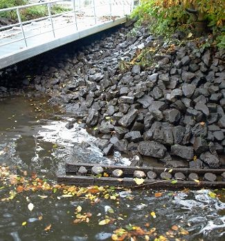 Zerstörte Ufer-Böschung.