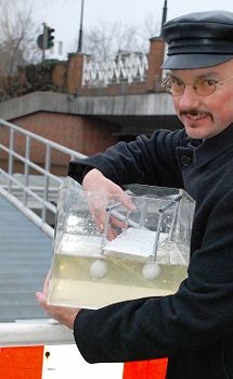 Professor Betzler demonstriert mit der von Hochschul-Modellbauerin Dagmar Burmester konstruierten Miniaturausgabe das Prinzip des Geländers mit Auftrieb.Foto Schwartau