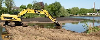 Versandet: Mit dem Bagger wird ein Damm durch den Mühlenteich gezogen, um die Sandinsel in der Mitte abtragen zu können.Foto Vasel