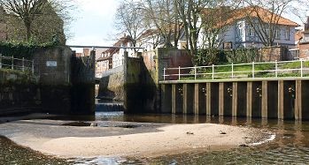 Sand verstopft die Este und den Hafen - unter anderem vor dem Stemmtor am Fleth - in Buxtehude: Mit dem Klimawandel wird sich das Problem weiter verschärfen. Das Problem: Wenn in der Innenstadt zu viel Sand im Flusslauf liegt, steigt die Überschwemmungsgefahr bei StarkregenFoto Vasel