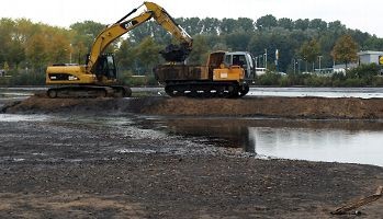 Verstopft: Der Unterhaltungsverband Este baggert den Mühlenteich aus; auch Sand gefährdet den Hochwasserschutz in Buxtehude. Foto Vasel